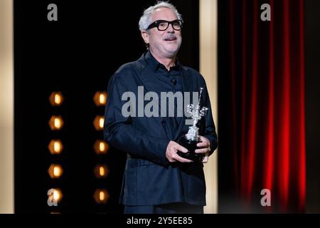 San Sebastian, Spanien. September 2024. Regisseur Alfonso Cuaron verleiht Cate Blanchet den Donostia Award für ihre Schauspielkarriere. Quelle: SOPA Images Limited/Alamy Live News Stockfoto