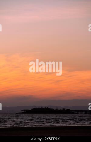 Birnbeck Pier bei Sonnenuntergang. Der gelistete Pier in Weston-super-Mare, Somerset, wurde von der Regierung und Lotterie finanziert Stockfoto