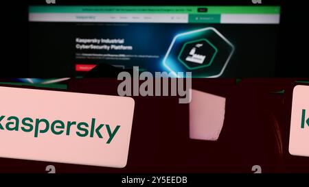 Deutschland. August 2024. In dieser Abbildung hält eine Person ein Mobiltelefon mit dem Logo des russischen Cybersicherheitsunternehmens AO Kaspersky Lab vor der Unternehmenswebseite. (Credit Image: © Timon Schneider/SOPA Images via ZUMA Press Wire) NUR REDAKTIONELLE VERWENDUNG! Nicht für kommerzielle ZWECKE! Stockfoto