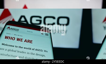 Deutschland. August 2024. In dieser Abbildung ist ein Smartphone mit der Website des US-amerikanischen Landmaschinenunternehmens AGCO Corporation vor dem Geschäftslogo zu sehen. (Credit Image: © Timon Schneider/SOPA Images via ZUMA Press Wire) NUR REDAKTIONELLE VERWENDUNG! Nicht für kommerzielle ZWECKE! Stockfoto