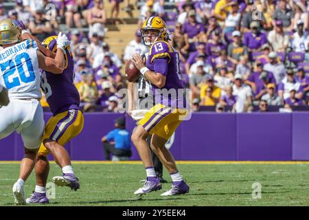 Baton Rouge, LA, USA. September 2024. LSU Quarterback Garrett Nussmeier (13) liefert im Tiger Stadium in Baton Rouge, LA, einen Pass während der NCAA Football-Action zwischen den UCLA Bruins und den LSU Tigers. Jonathan Mailhes/CSM/Alamy Live News Stockfoto