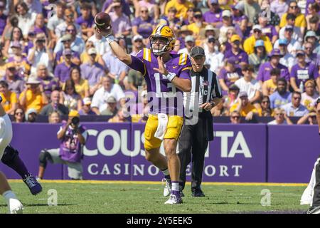 Baton Rouge, LA, USA. September 2024. LSU Quarterback Garrett Nussmeier (13) liefert im Tiger Stadium in Baton Rouge, LA, einen Pass während der NCAA Football-Action zwischen den UCLA Bruins und den LSU Tigers. Jonathan Mailhes/CSM/Alamy Live News Stockfoto