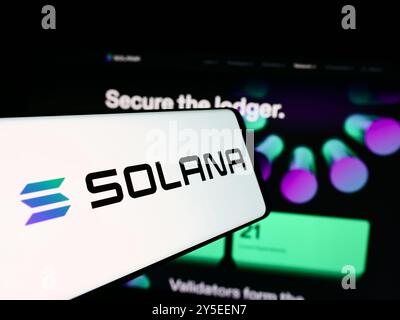 Deutschland. August 2024. In dieser Abbildung ist ein Mobiltelefon mit dem Logo des Blockchain-Plattformunternehmens Solana vor der Business-Website zu sehen. (Credit Image: © Timon Schneider/SOPA Images via ZUMA Press Wire) NUR REDAKTIONELLE VERWENDUNG! Nicht für kommerzielle ZWECKE! Stockfoto