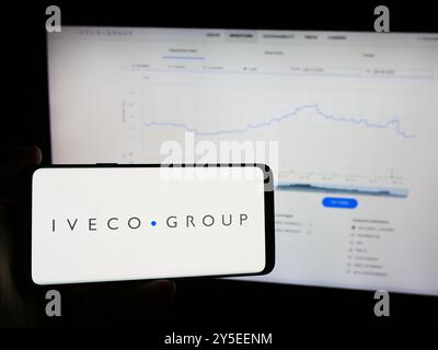 Deutschland. August 2024. In dieser Abbildung befindet sich ein Mobiltelefon mit dem Logo des italienischen Nutzfahrzeugunternehmens Iveco Group NV vor der Website. (Credit Image: © Timon Schneider/SOPA Images via ZUMA Press Wire) NUR REDAKTIONELLE VERWENDUNG! Nicht für kommerzielle ZWECKE! Stockfoto