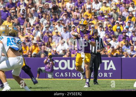 Baton Rouge, LA, USA. September 2024. LSU Quarterback Garrett Nussmeier (13) liefert im Tiger Stadium in Baton Rouge, LA, einen Pass während der NCAA Football-Action zwischen den UCLA Bruins und den LSU Tigers. Jonathan Mailhes/CSM/Alamy Live News Stockfoto