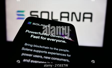 Deutschland. August 2024. In dieser Abbildung ist ein Smartphone mit der Website des Blockchain-Plattformunternehmens Solana vor dem Geschäftslogo zu sehen. (Credit Image: © Timon Schneider/SOPA Images via ZUMA Press Wire) NUR REDAKTIONELLE VERWENDUNG! Nicht für kommerzielle ZWECKE! Stockfoto