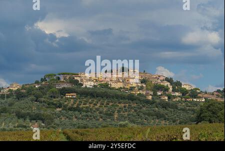 Panoramablick auf Castagneto Carducci, charmantes Dorf mit Blick auf die etruskische Küste, Livorno, Italien Stockfoto