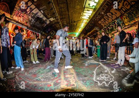 London, Großbritannien. September 2024. Das Red Bull BC One Cypher UK Final 2024 fand in den Leake Street Arches statt, wo sich die Breaker aus dem ganzen Land zusammenschlossen, um die letzten zu erreichen. Red Bull BC One ist ein weltweiter Einzelwettbewerb. Jedes Jahr kämpfen tausende von Breakers um die Chance, beim Red Bull BC One Final zu vertreten. Quelle: Kingsley Davis/Alamy Live News Stockfoto