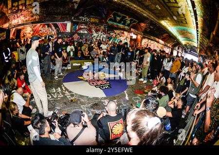 London, Großbritannien. September 2024. Das Red Bull BC One Cypher UK Final 2024 fand in den Leake Street Arches statt, wo sich die Breaker aus dem ganzen Land zusammenschlossen, um die letzten zu erreichen. Red Bull BC One ist ein weltweiter Einzelwettbewerb. Jedes Jahr kämpfen tausende von Breakers um die Chance, beim Red Bull BC One Final zu vertreten. Quelle: Kingsley Davis/Alamy Live News Stockfoto