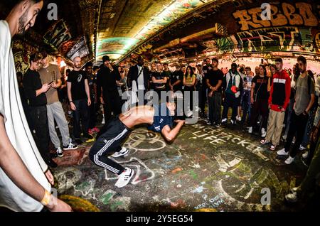 London, Großbritannien. September 2024. Das Red Bull BC One Cypher UK Final 2024 fand in den Leake Street Arches statt, wo sich die Breaker aus dem ganzen Land zusammenschlossen, um die letzten zu erreichen. Red Bull BC One ist ein weltweiter Einzelwettbewerb. Jedes Jahr kämpfen tausende von Breakers um die Chance, beim Red Bull BC One Final zu vertreten. Quelle: Kingsley Davis/Alamy Live News Stockfoto