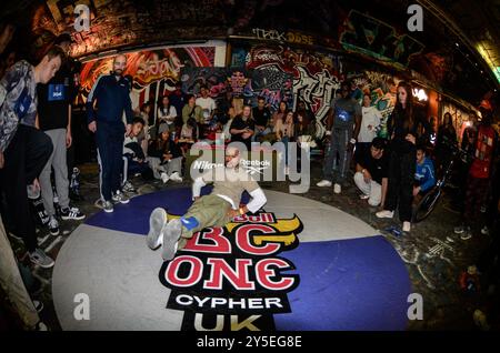 London, Großbritannien. September 2024. Das Red Bull BC One Cypher UK Final 2024 fand in den Leake Street Arches statt, wo sich die Breaker aus dem ganzen Land zusammenschlossen, um die letzten zu erreichen. Red Bull BC One ist ein weltweiter Einzelwettbewerb. Jedes Jahr kämpfen tausende von Breakers um die Chance, beim Red Bull BC One Final zu vertreten. Quelle: Kingsley Davis/Alamy Live News Stockfoto