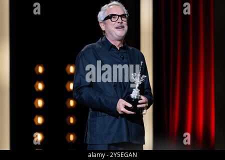 San Sebastian, Spanien. September 2024. Regisseur Alfonso Cuaron verleiht Cate Blanchet den Donostia Award für ihre Schauspielkarriere. (Foto: Javi Julio/SOPA Images/SIPA USA) Credit: SIPA USA/Alamy Live News Stockfoto