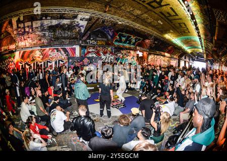 London, Großbritannien. September 2024. Das Red Bull BC One Cypher UK Final 2024 fand in den Leake Street Arches statt, wo sich die Breaker aus dem ganzen Land zusammenschlossen, um die letzten zu erreichen. Red Bull BC One ist ein weltweiter Einzelwettbewerb. Jedes Jahr kämpfen tausende von Breakers um die Chance, beim Red Bull BC One Final zu vertreten. Quelle: Kingsley Davis/Alamy Live News Stockfoto