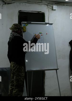 Odesa, Oblast Odesa, Ukraine. September 2022. Militärische Übungen in der Ukraine. Britische Soldaten unterrichten Zivilisten in militärischen Grundfähigkeiten. Stockfoto