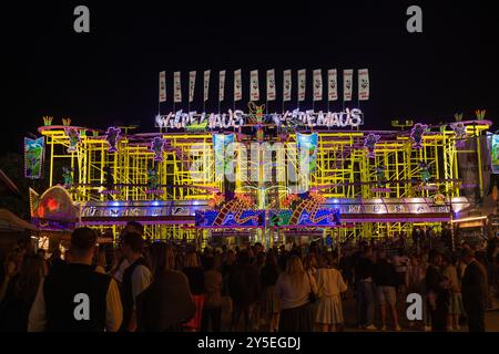 München, Deutschland. September 2024. Die „Wild Mouse“-Fahrt wird bei Nacht auf dem Oktoberfest farbenfroh beleuchtet. Die Wiesn findet vom 21. September bis 6. Oktober 2024 statt. Quelle: Stefan Puchner/dpa/Alamy Live News Stockfoto