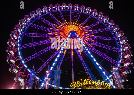 München, Deutschland. September 2024. Das Riesenrad wird auf dem Oktoberfest farbenfroh beleuchtet. Die Wiesn findet vom 21. September bis 6. Oktober 2024 statt. Quelle: Stefan Puchner/dpa/Alamy Live News Stockfoto