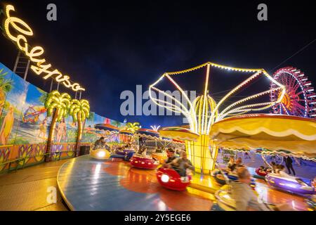 München, Deutschland. September 2024. Die „Calypso“-Fahrt aus den 1960er Jahren findet an der Oide Wiesn statt. Die Wiesn findet vom 21. September bis 6. Oktober 2024 statt. Quelle: Stefan Puchner/dpa/Alamy Live News Stockfoto
