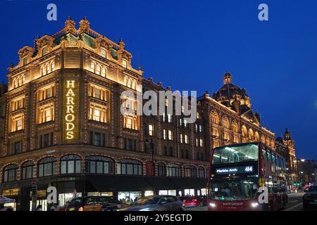 London, Großbritannien – 21. September 2024: Harrod's Luxus-Kaufhaus im Londoner Stadtteil Knightsbridge, ehemals im Besitz des umstrittenen Mohammed F. Stockfoto