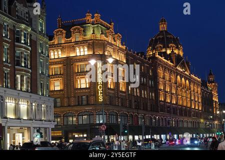 London, Großbritannien – 21. September 2024: Harrod's Luxus-Kaufhaus im Londoner Stadtteil Knightsbridge, ehemals im Besitz des umstrittenen Mohammed F. Stockfoto