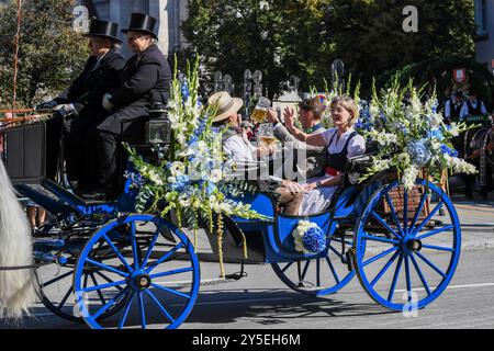 Oktoberfest - Ochsenbraterei beim Wiesn-Einzug der Brauereien und Festwirte zur Eröffnung des 189. Oktoberfestes am 21.09.2024 in München, Deutschland, Oberbayern München Theresienwiese Oberbayern Deutschland *** Oktoberfest Ochsenbraterei auf der Wiesn Eintrag der Brauereien und Festivalveranstalter zur Eröffnung des Oktoberfestes 189 am 21 09 2024 in München, Deutschland, Oberbayern München Theresienwiese Oberbayern Deutschland Stockfoto