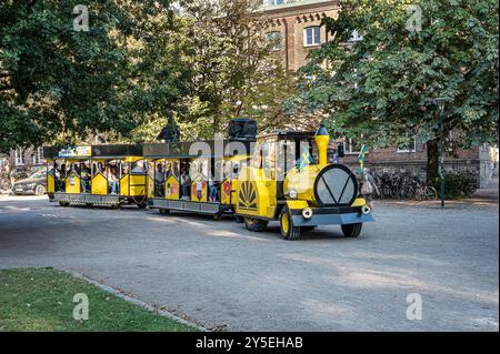 Lund, Schweden. September 2024. Während der Kulturnacht in Lund, am 21. September 2024, verkehrt ein Zug für Kinder außerhalb des akademischen Vereins in Lund (Schweden) Credit: Stig Alenäs/Alamy Live News Stockfoto