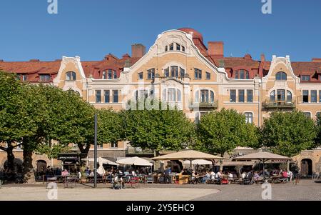 Lund, Schweden. September 2024. Während der Kulturnacht in Lund 2024 sitzen die Menschen auf Clemenstorget und genießen sich selbst, Lund, Schweden, 21. September 2024 Credit: Stig Alenäs/Alamy Live News Stockfoto