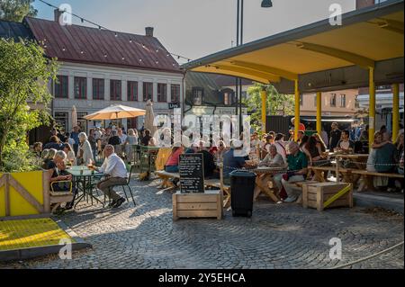 Lund, Schweden. September 2024. Menschen sitzen auf Boutulfsplatsen in Lund während der Kulturnacht 2024, Lund, Schweden, 21. September 2024 Credit: Stig Alenäs/Alamy Live News Stockfoto