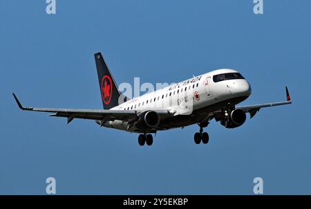 Ein Embraer E175-Flugzeug, das von Air Canada Express betrieben wird, bereitet sich auf die Landung am Toronto Pearson International Airport vor. Stockfoto