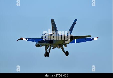 Ein Kampfjet der Royal Canadian Air Force CF-18 Hornet landet auf dem Flughafen Toronto Pearson, nachdem er an der Canadian International Air Show teilgenommen hatte. Stockfoto