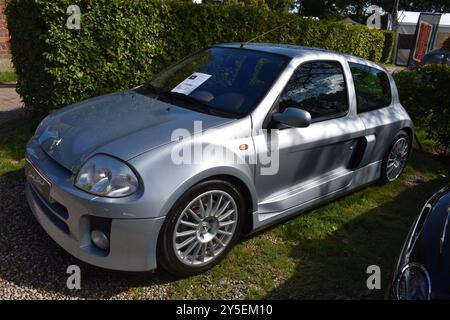 Beesd, Niederlande - 13. September 2024: Ein silberner Renault Clio V6 Stockfoto