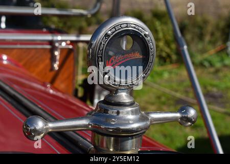 Beesd, Niederlande - 13. September 2024 Nahaufnahme des Kühlermaskottchens von: A Classic 1912 Oldsmobile Defender Stockfoto