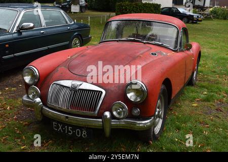 Beesd, Niederlande - 13. September 2024: Ein klassisches 1960 MG Coupé Stockfoto