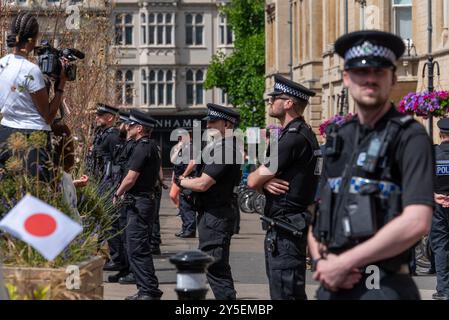 Polizei patrouilliert vor dem Balliol College für den Besuch von Kaiser Naruhito von Japan und seiner Frau Oxford, Großbritannien Stockfoto