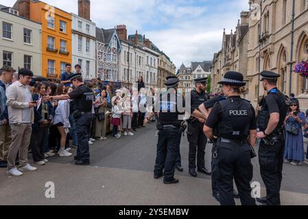 Polizei patrouilliert vor dem Balliol College für den Besuch von Kaiser Naruhito von Japan und seiner Frau Oxford, Großbritannien Stockfoto