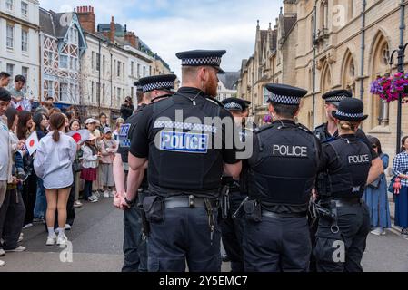 Polizei patrouilliert vor dem Balliol College für den Besuch von Kaiser Naruhito von Japan und seiner Frau Oxford, Großbritannien Stockfoto