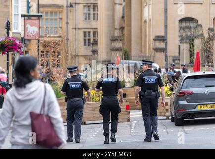 Polizei patrouilliert vor dem Balliol College für den Besuch von Kaiser Naruhito von Japan und seiner Frau Oxford, Großbritannien Stockfoto