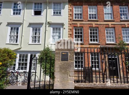 Namensschild an den Astronomen Edmond Halley außerhalb der New College Lane 7 in Oxford (links), wo er lebte Stockfoto