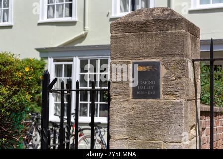 Namensschild an den Astronomen Edmond Halley außerhalb der New College Lane Nr. 7 in Oxford, wo er lebte Stockfoto