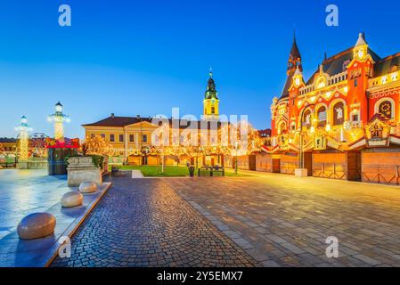 Oradea, Rumänien. Weihnachtsmarkt am Unions Square, funkelnde Lichter, Weihnachtsdekoration, saisonale gemütliche Atmosphäre. Stockfoto