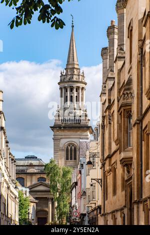 Straßenszene in Turl Street, Oxford, Großbritannien. Der Turm der Bibliothek des Lincoln College dominiert das Bild. Stockfoto