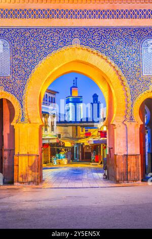 Fes, Marokko. Bab Boujeloud, Blaues Tor und Minarett von Madrasa Bou Inania, Medina von Fez. Stockfoto