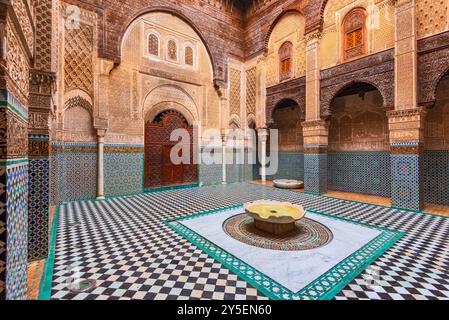 Fes, Marokko. Der Innenhof von Al-Attarine Madrasa der Parfümeure, erbaut von Mariniden Sultanen im 14. Jahrhundert in der Medina von Fès Stockfoto