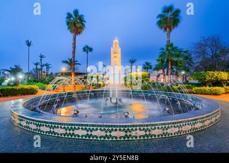 Marrakesch, Marokko. Die majestätische Koutoubia Moschee mit ihrem berühmten Minarett und der atemberaubenden maurischen Architektur in Nordafrika. Stockfoto