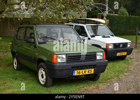 Beesd, Niederlande - 13. September 2024: Zwei alte Fiat Panda Autos Stockfoto