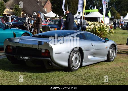 Beesd, Niederlande – 13. September 2024: Ein silberner Jaguar XJ220 Stockfoto