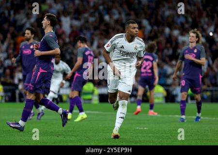 Madrid, Spanien. September 2024. Madrid, Spanien; 21.09.2024.- Kylian Mbappé erzielt einen Elfmeter Real Madrid gegen Espanyol Spieltag 6 der spanischen Fußballliga im Santiago Bernabéu Stadion in der Hauptstadt des Königreichs Spanien. Real Madrid schlägt Espanyol 4-1 mit Toren von Dani Carvajal, Rodrygo Goes, Vinícius Júnior und Kylian Mbappé Credit: Juan Carlos Rojas/dpa/Alamy Live News Stockfoto