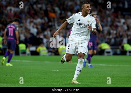 Madrid, Spanien. September 2024. Madrid, Spanien; 21.09.2024.- Kylian Mbappé erzielt einen Elfmeter Real Madrid gegen Espanyol Spieltag 6 der spanischen Fußballliga im Santiago Bernabéu Stadion in der Hauptstadt des Königreichs Spanien. Real Madrid schlägt Espanyol 4-1 mit Toren von Dani Carvajal, Rodrygo Goes, Vinícius Júnior und Kylian Mbappé Credit: Juan Carlos Rojas/dpa/Alamy Live News Stockfoto