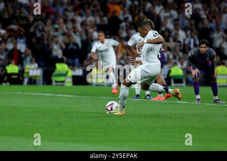 Madrid, Spanien. September 2024. Madrid, Spanien; 21.09.2024.- Kylian Mbappé erzielt einen Elfmeter Real Madrid gegen Espanyol Spieltag 6 der spanischen Fußballliga im Santiago Bernabéu Stadion in der Hauptstadt des Königreichs Spanien. Real Madrid schlägt Espanyol 4-1 mit Toren von Dani Carvajal, Rodrygo Goes, Vinícius Júnior und Kylian Mbappé Credit: Juan Carlos Rojas/dpa/Alamy Live News Stockfoto