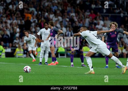 Madrid, Spanien. September 2024. Madrid, Spanien; 21.09.2024.- Kylian Mbappé erzielt einen Elfmeter Real Madrid gegen Espanyol Spieltag 6 der spanischen Fußballliga im Santiago Bernabéu Stadion in der Hauptstadt des Königreichs Spanien. Real Madrid schlägt Espanyol 4-1 mit Toren von Dani Carvajal, Rodrygo Goes, Vinícius Júnior und Kylian Mbappé Credit: Juan Carlos Rojas/dpa/Alamy Live News Stockfoto