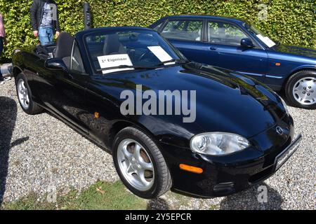 Beesd, Niederlande - 13. September 2024: Ein schwarzer Mazda Miata MX-5 NB Stockfoto